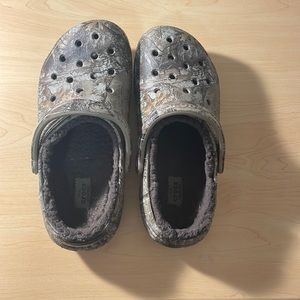 camo fuzzy crocs